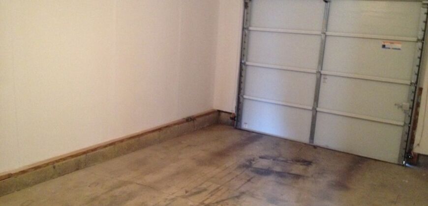 Worthington 3 bedroom, 1.5 bath end unit condo w/ 1 car garage & full basment