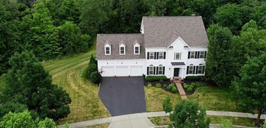 Gorgeous home, Beautiful lot in New Albany.
